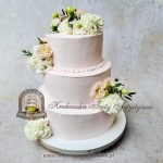 67BW Piętrowy pastelowy różowy tort weselny z żywymi kwiatami cpa