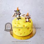 442BD Tort w kształcie żółtego sera z figurkami kota i myszki z bajki Tom i Jerry cpa