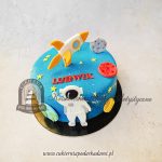 443BD Kosmiczny tort z rakietą planetami i kosmonautą cpa