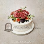 451BA Tort z kwiatami rozmarynem figami i jagodami cpa